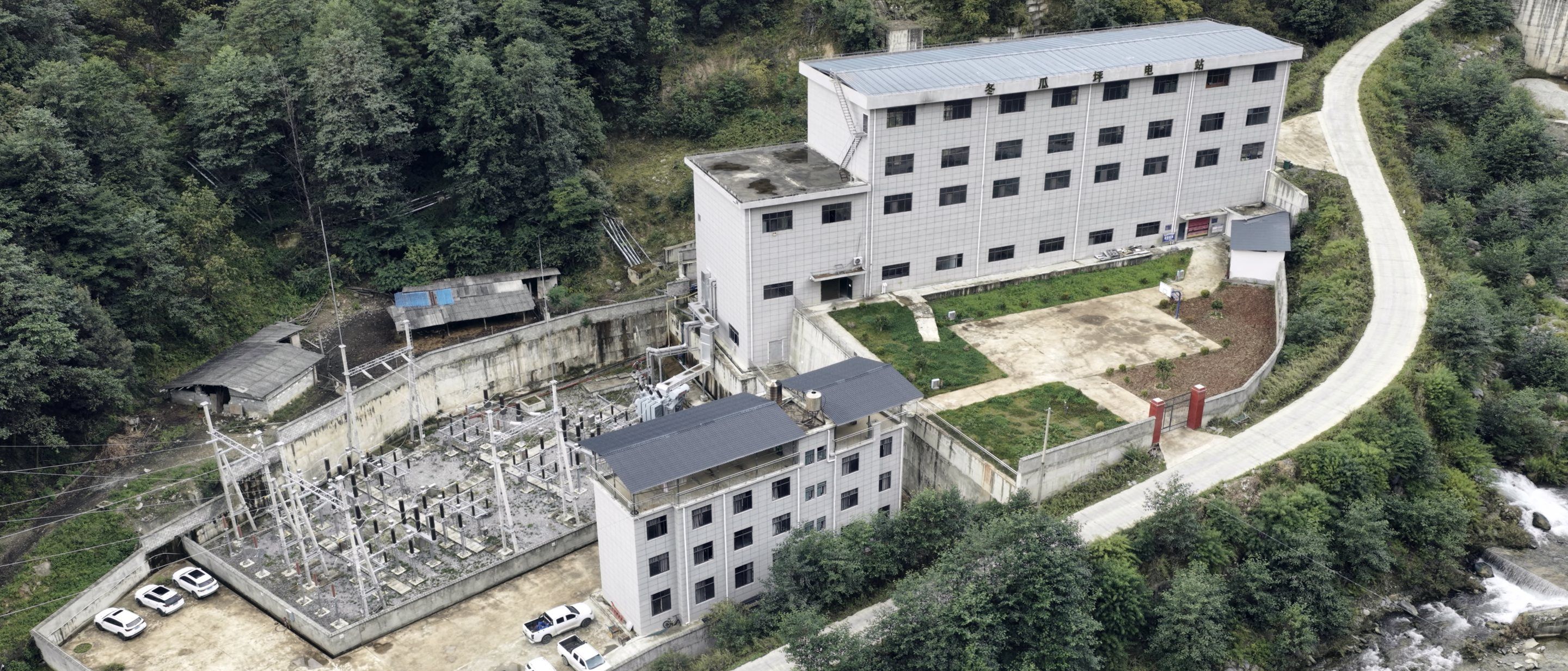 Dongguaping powerhouse, switchyard and staff buildings, seen from above