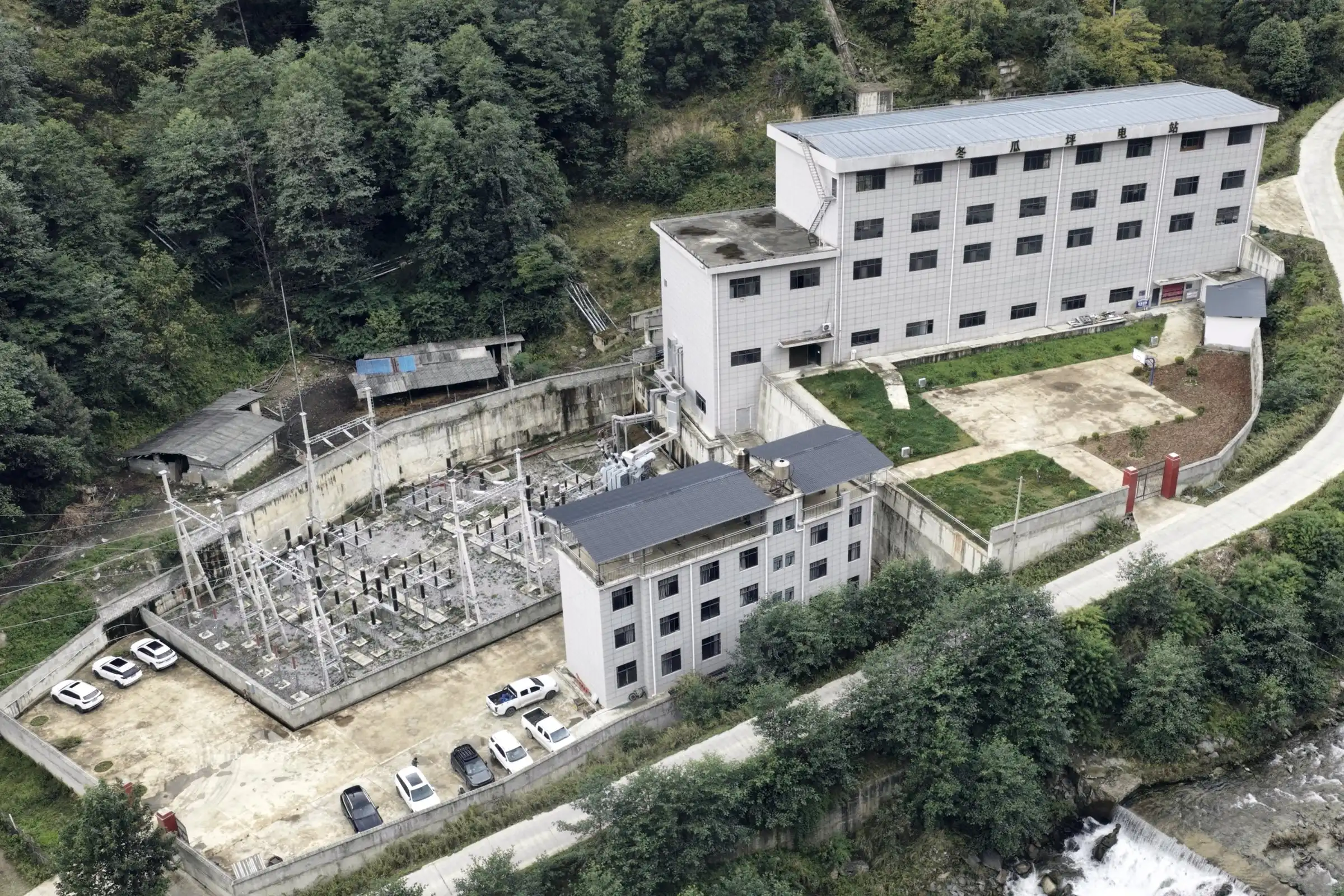 Dongguaping powerhouse, switchyard and staff buildings, seen from above