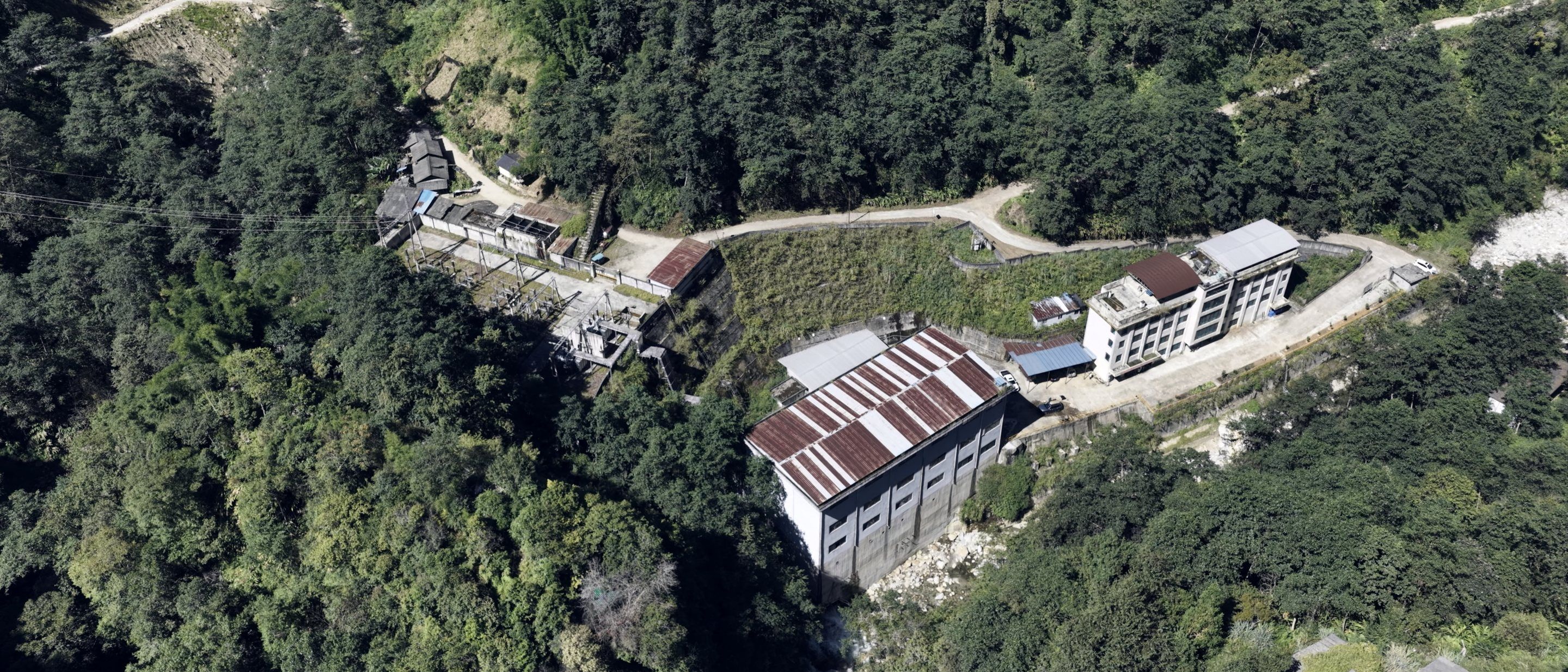 森林に覆われた怒江の渓谷にある木加甲I発電所の建屋（上空から撮影）