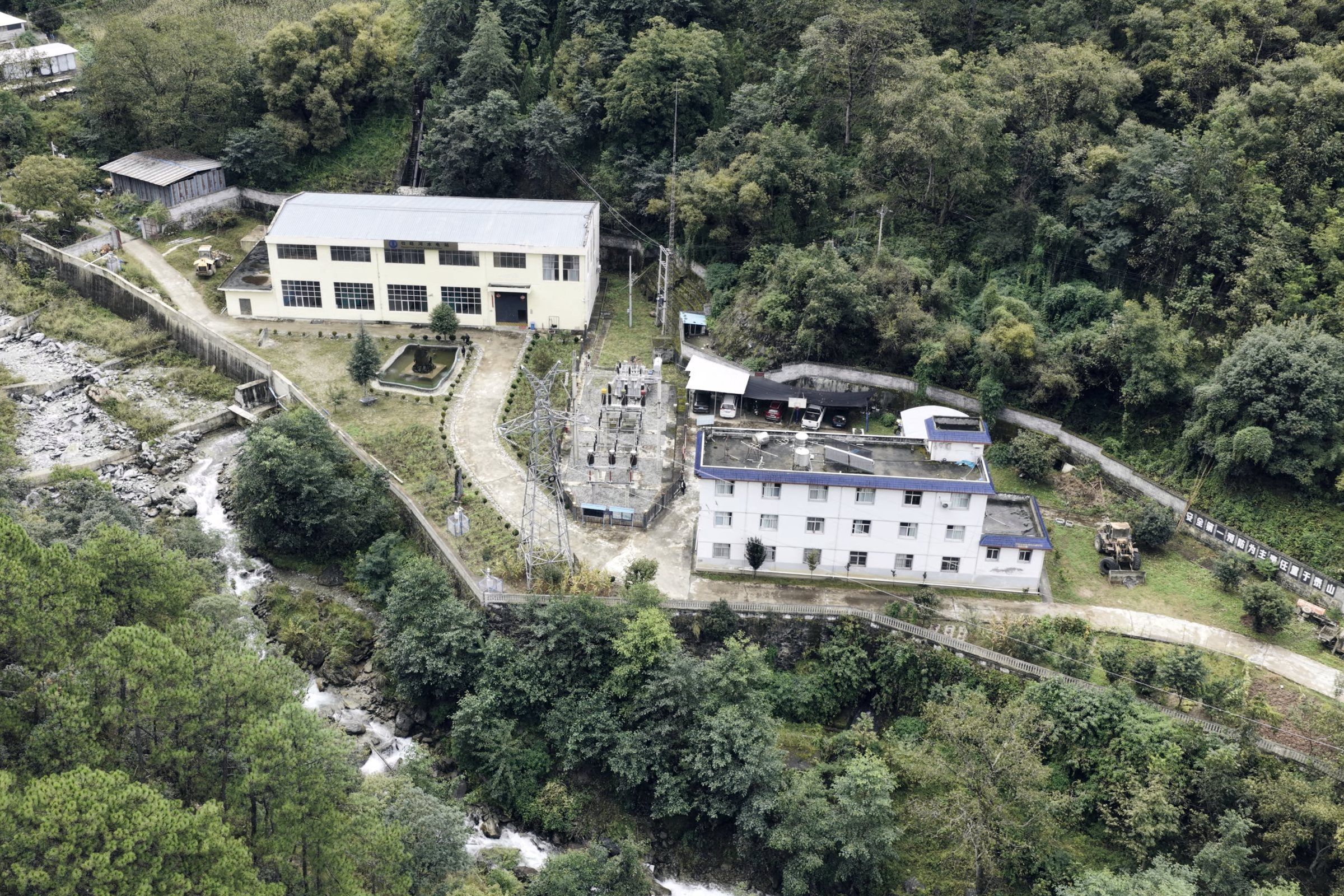 Shiwanghe powerhouse and switchyard beside the river, seen from above