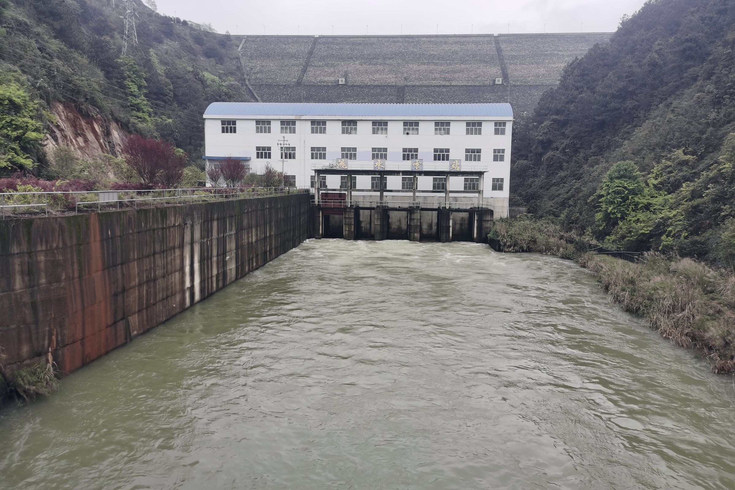 Taoshui powerhouse at the foot of the dam, with its tailrace channel
