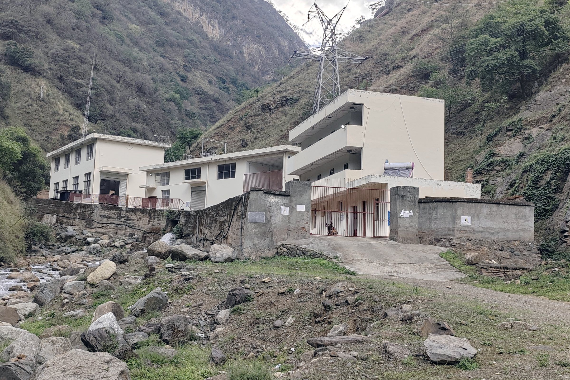 Youfanggou powerhouse at the foot of a steep valley